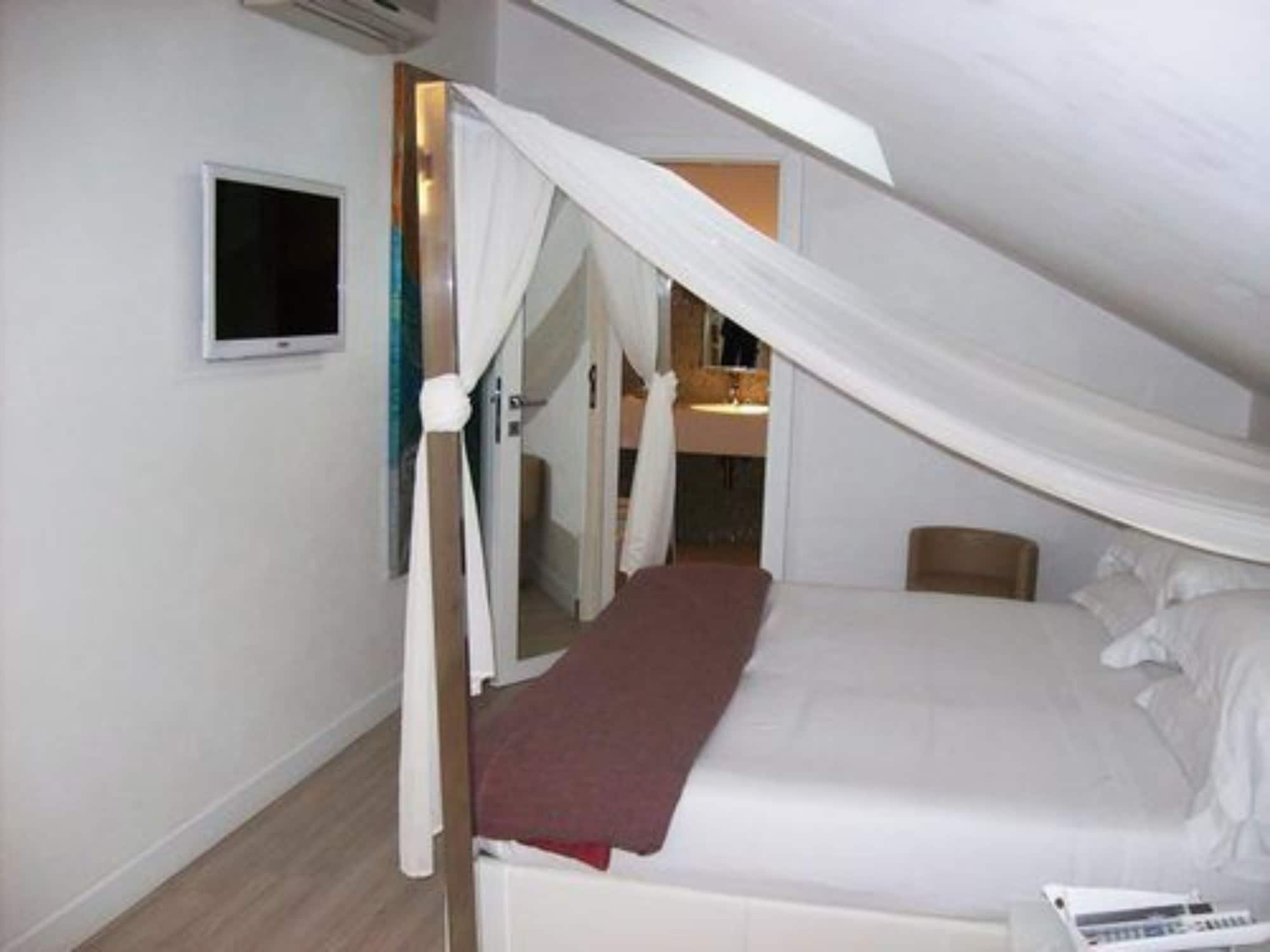 Lhp Hotel Santa Margherita Palace & Spa Santa Margherita Ligure Bagian luar foto A room at the hotel