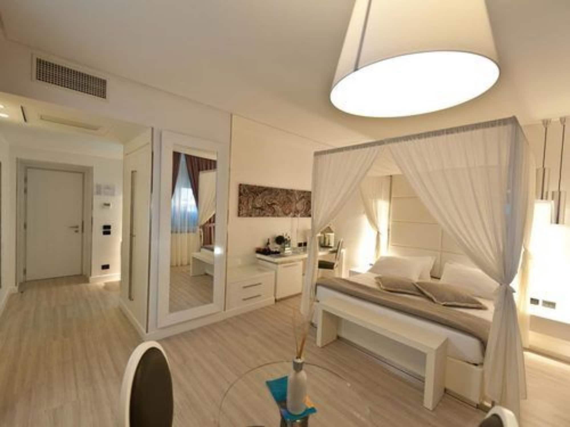 Lhp Hotel Santa Margherita Palace & Spa Santa Margherita Ligure Bagian luar foto A room at the hotel