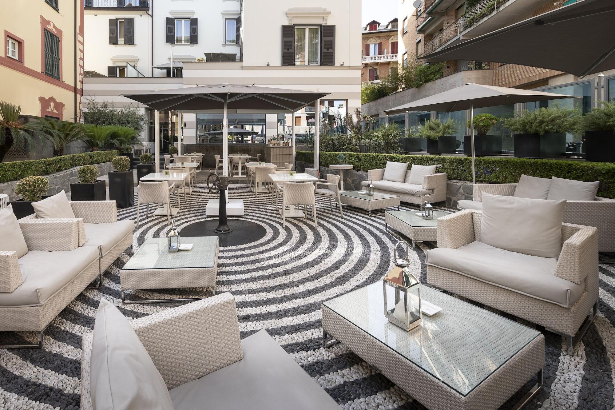 Lhp Hotel Santa Margherita Palace & Spa Santa Margherita Ligure Bagian luar foto The hotel's courtyard