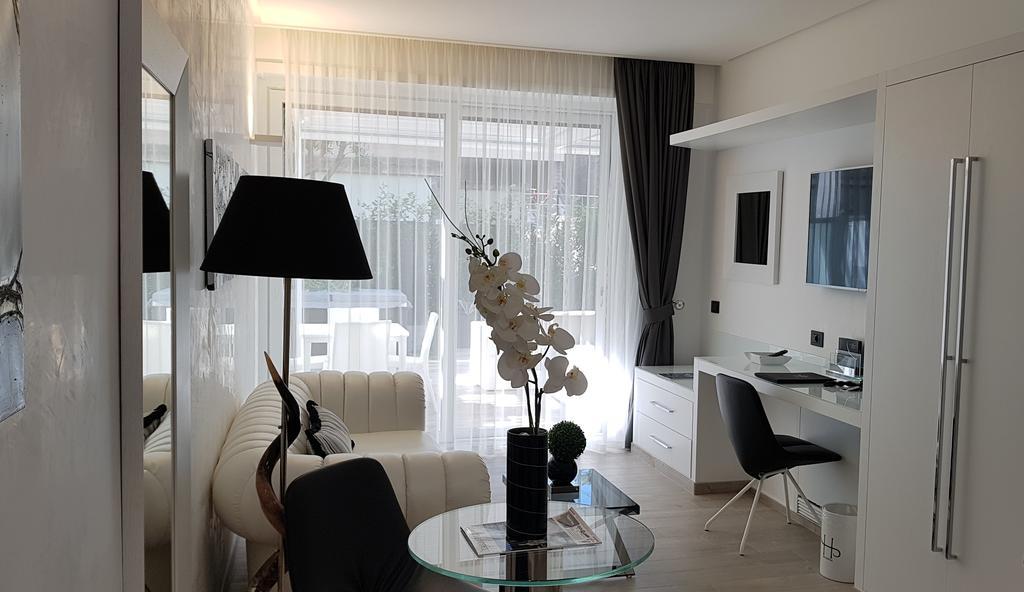 Lhp Hotel Santa Margherita Palace & Spa Santa Margherita Ligure Bagian luar foto A studio apartment in Warsaw, Poland
