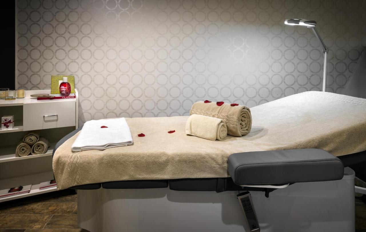 Lhp Hotel Santa Margherita Palace & Spa Santa Margherita Ligure Bagian luar foto A massage bed