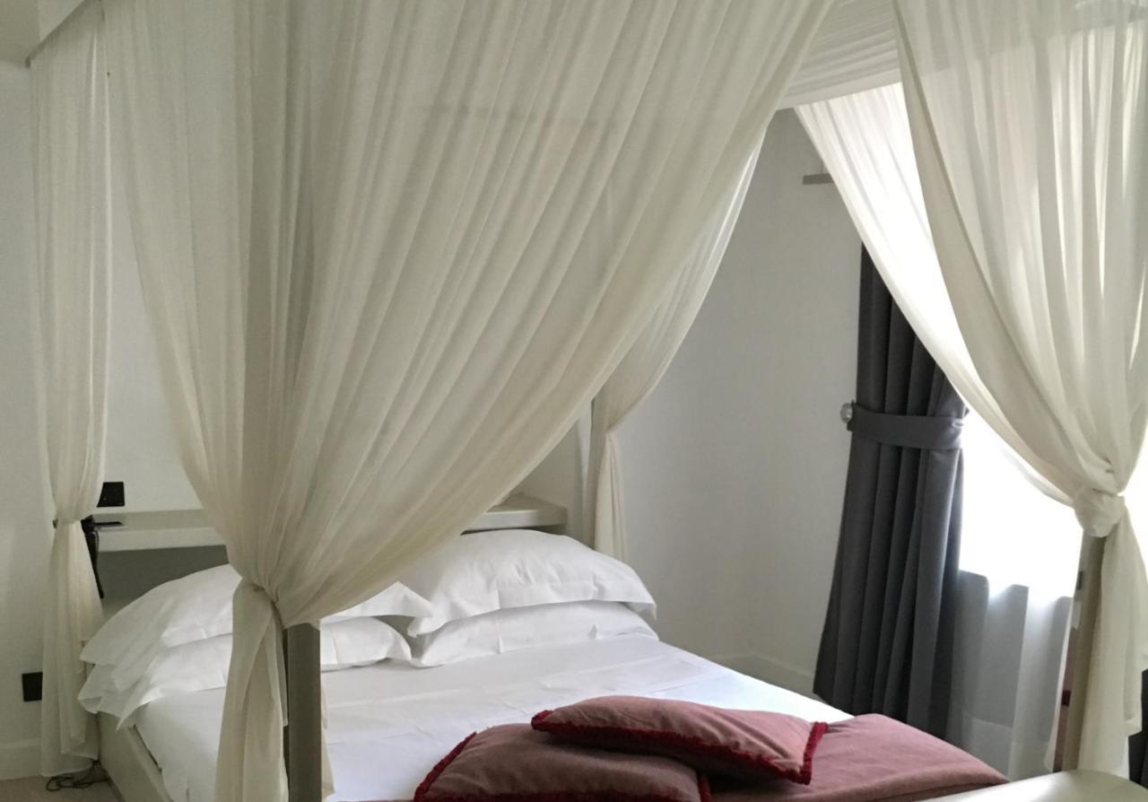 Lhp Hotel Santa Margherita Palace & Spa Santa Margherita Ligure Bagian luar foto A bed with a canopy